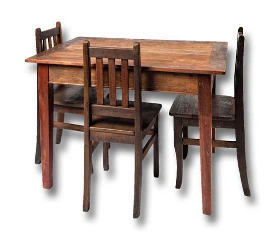 mesa rústica com 4 cadeiras